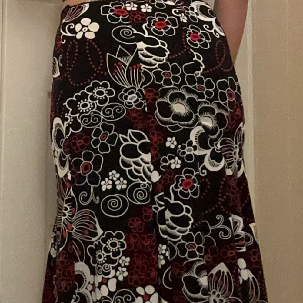 Vintage black and red floral midi skirt - Picture 2 of 2